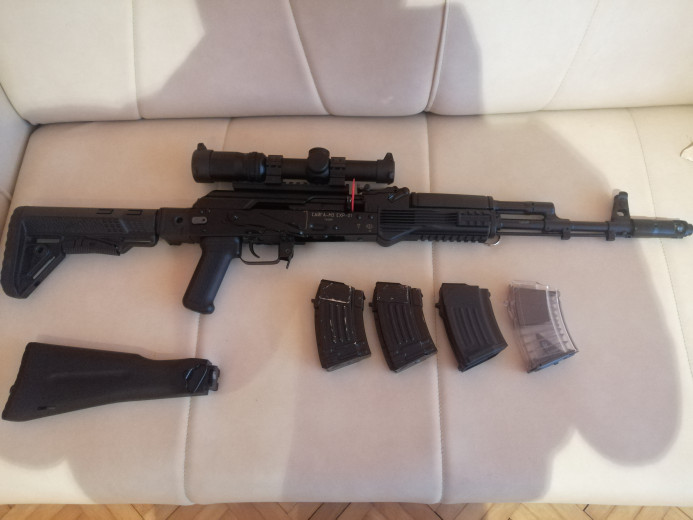 Poluautomatska puška s optikom