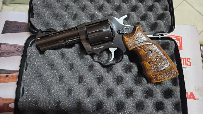 Revolver Crvena Zastava M-83  357 Mag 4"