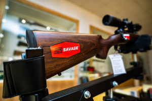 LOVAČKI KARABIN SAVAGE AXIS II HARDWOOD 308WIN I 30-06.OPTIKA BUSHNELL 3-9X40