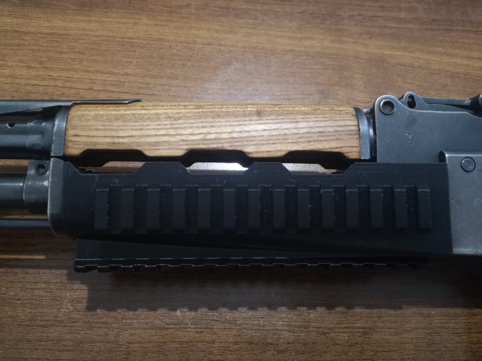 Taktička obloga sa pikantini šinama M70