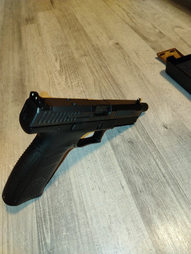 Pistolj CZ P-10F