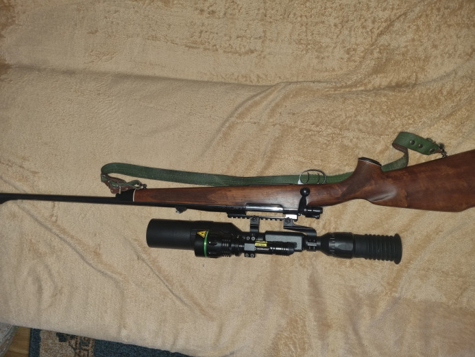 Lovacki karabin sa noćnom optikom