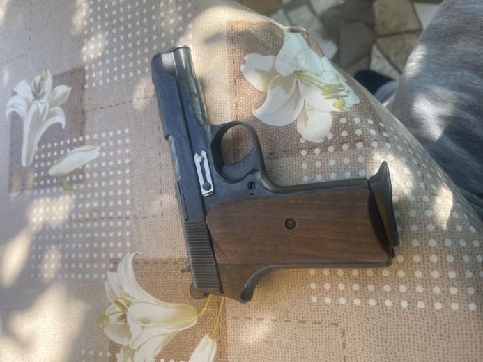 Pistolj crvena zastava 9 mm