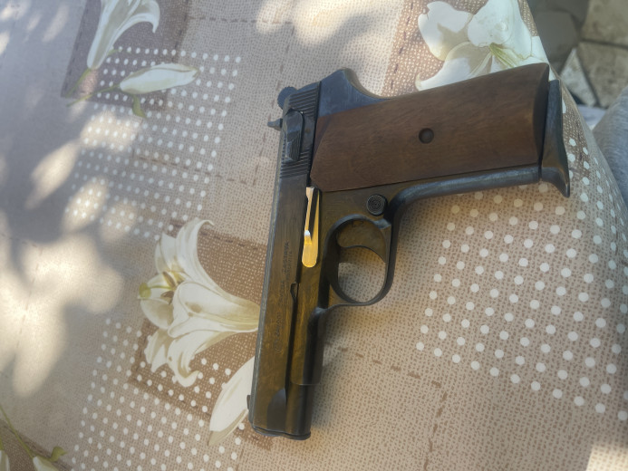 Pistolj crvena zastava 9 mm