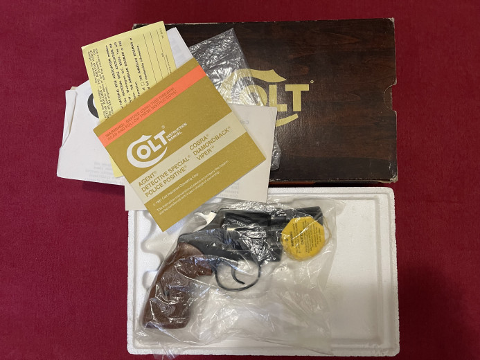 Prodajem nov Colt Detective