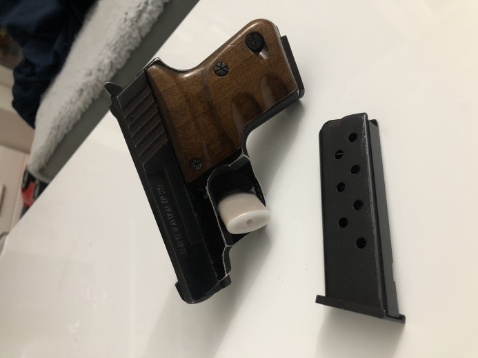 Pistolj 6,35 zastava sa dva okvira
