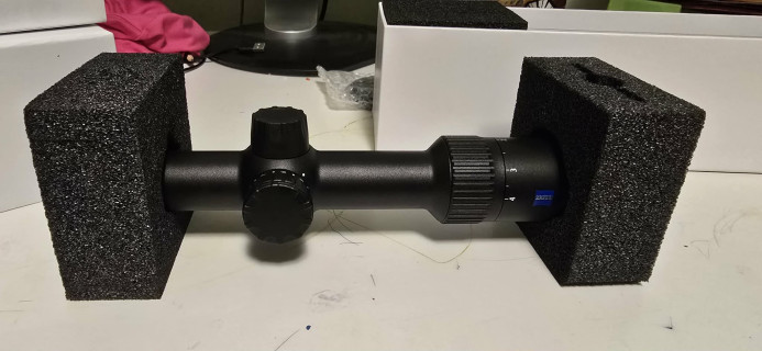 Zeiss v4 1-4x24 s crvenom tačkom