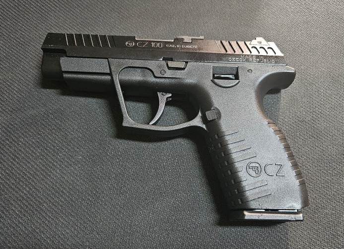Pištolj Češka Zbrojovka M-100 9x19 mm