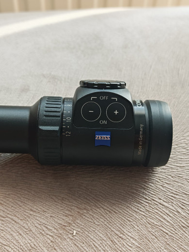 Zeiss Conquest DL 3-12x50 sa crvenom tačkom